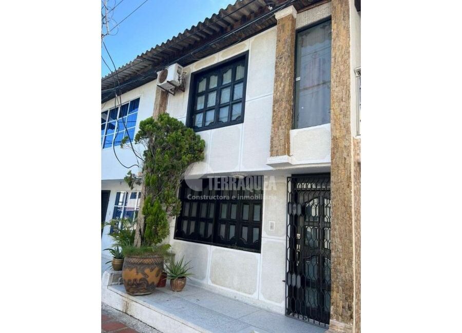 SE VENDE CASA DUPLEX EN EL RECREO