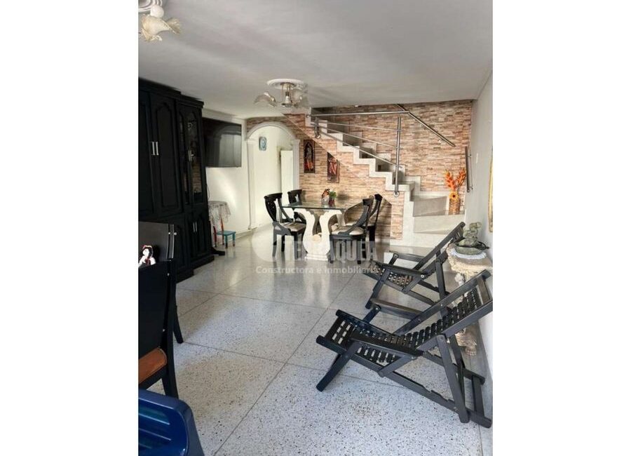 SE VENDE CASA DUPLEX EN EL RECREO