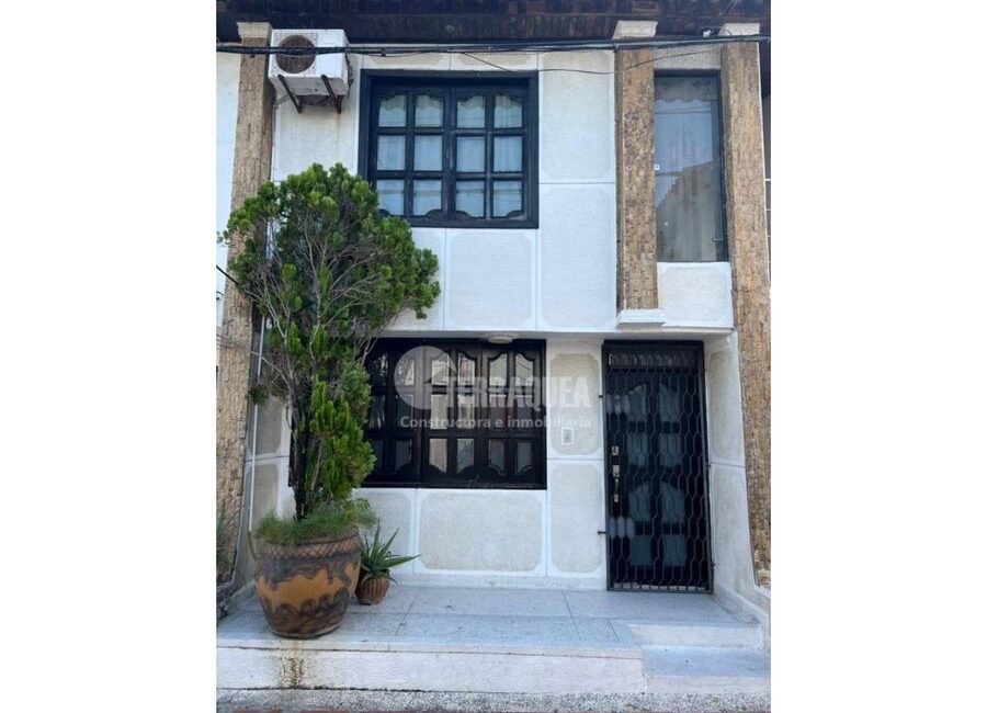 SE VENDE CASA DUPLEX EN EL RECREO