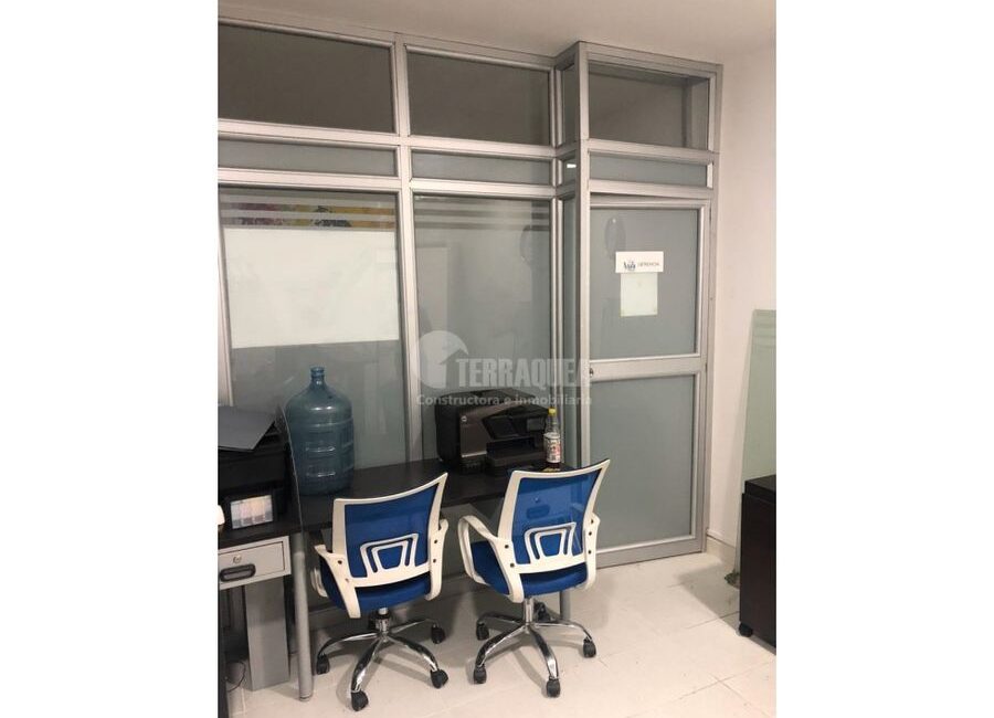 SE VENDE LOCAL COMERCIAL AMOBLADO EN PARQUE CENTRAL