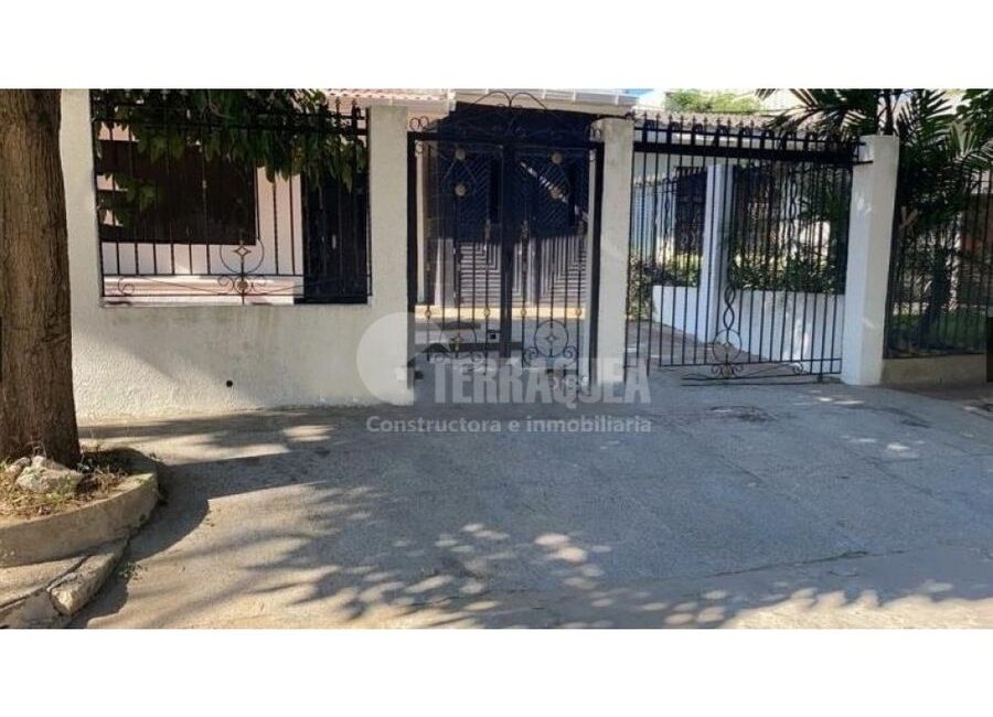 SE VENDE CASA EN ALTOS DE RIOMAR