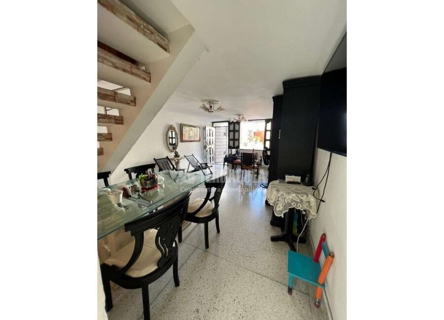 SE VENDE CASA DUPLEX EN EL RECREO